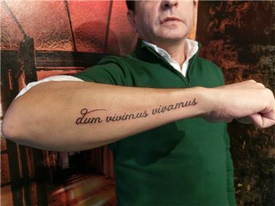 dum-vivimus-vivamus-latince-dovme---dum-vivimus-vivamus-tattoo