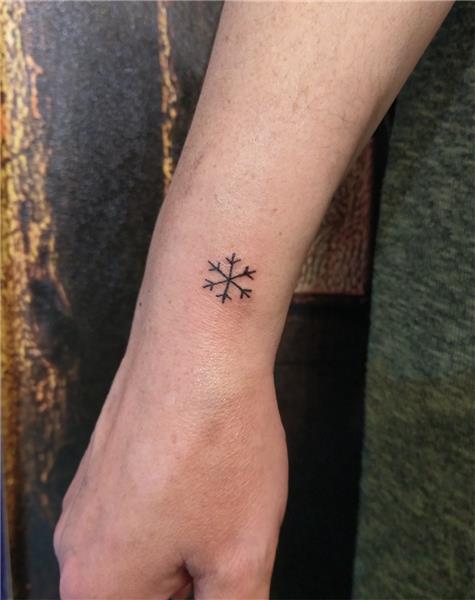 Kar Tanesi Dovmesi Snowflake Tattoo Dovme Calismalarimiz Tattoo Piercing