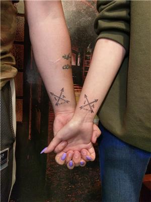 capraz-oklar-tarih-isim-bas-harfleri-sevgili-dovmesi---crossed-arrows-date-couple-tattoos