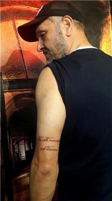 hayallerinle-degil-anilarinla-ol-anlaminda-yazi-dovmesi---die-with-memories-not-dreams-tattoo