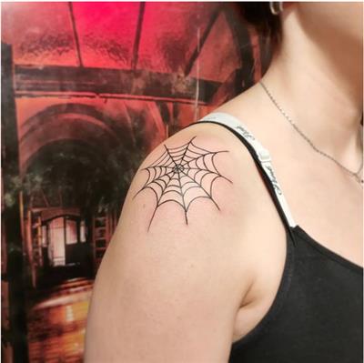 omuza-orumcek-agi-dovmesi---spider-web-on-shoulder-tattoo