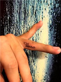Parmak ine Berna sim ve Sonsuzluk Dvmesi / Name and Infinity Finger Tattoo