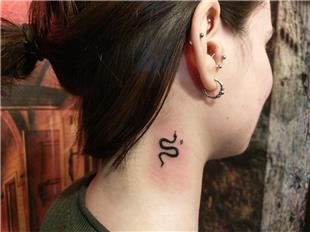 Boyuna Minimal Siyah Ylan ve Yldz Dvmesi / Minimal Black Snake and Star Tattoo on Neck 