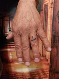 Parmaa Osmanlca T Harfi Dvmesi / Ottoman Letter Tattoo on Finger